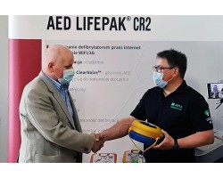 AED ratuje życie. Uratowany przekazał miastu defibrylator